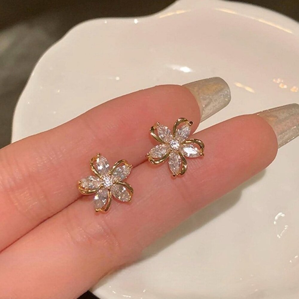 Women Cute Clear Zirconia Flower Stud Earring - Picture 4 of 7